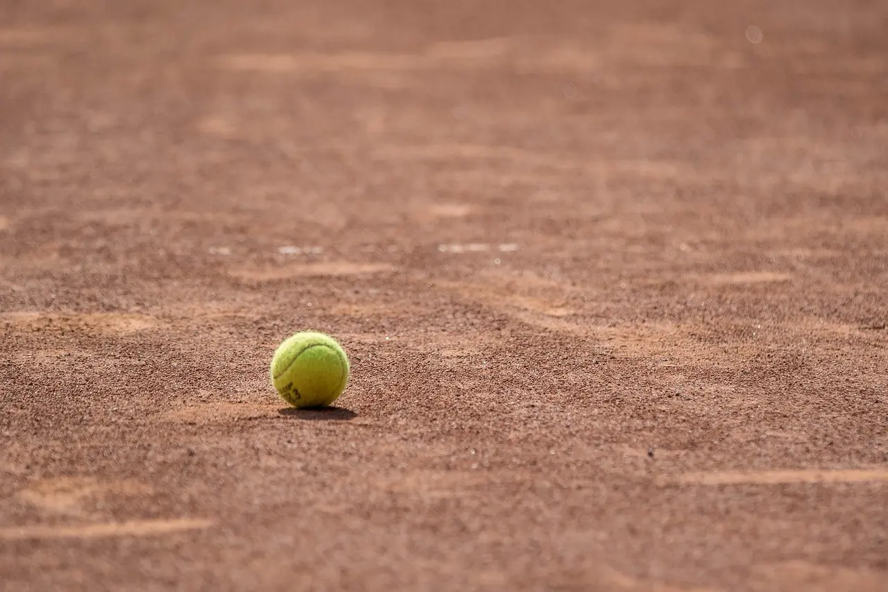 Tennisbold på grusbane